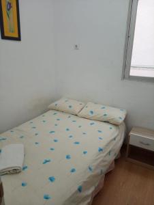 sypialnia z łóżkiem z niebieskimi kwiatami w obiekcie Apartamento 2 dormitorios cerca del Wizink w Madrycie