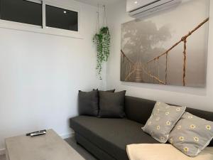 a living room with a couch and a picture of a bridge at Apartamento con encanto y piscina in Fuengirola