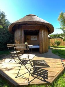 einen Stuhl vor einer kleinen Hütte in der Unterkunft Tropical bungalow suite in El Palmar