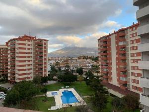 una vista aérea de una ciudad con edificios y una piscina en Apartamento con encanto y piscina, en Fuengirola