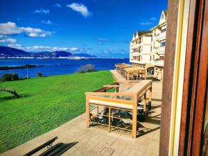 uma vista para a água a partir de uma varanda de um edifício em Maravillosa ubicación junto al mar con garaje em Getxo