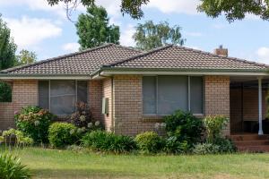 una casa con techo de tejas en Dar Rahah, en Orange