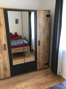 un espejo en una habitación con una cama en ella en Schöne neu erbaute Wohnung, en Berlín