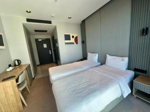 Postel nebo postele na pokoji v ubytování SHERLOCK HOMES HOTELS