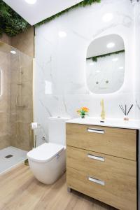 uma casa de banho com um WC, um lavatório e um chuveiro em Lightbooking Villa Arali - Lujo renovado en Tenerife em Fasnia