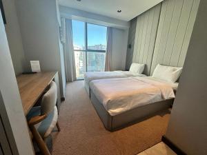 Postel nebo postele na pokoji v ubytování SHERLOCK HOMES HOTELS
