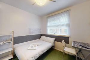 Ένα ή περισσότερα κρεβάτια σε δωμάτιο στο Cosy 3BD maisonette in Ladbroke GroveNotting Hill