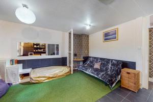 een woonkamer met een bank en een bed bij Cosy 3BD maisonette in Ladbroke GroveNotting Hill in Londen
