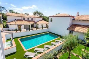 une image d'une villa avec une piscine dans l'établissement Résidence Prestige Odalys Les Villas Milady, à Biarritz