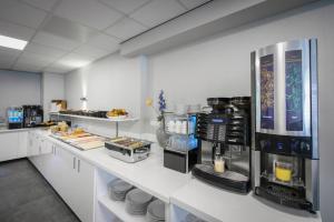 a kitchen with aasteryasteryasteryasteryasteryasteryasteryasteryasteryasteryasteryastery at Hotel City Garden Amsterdam in Amsterdam