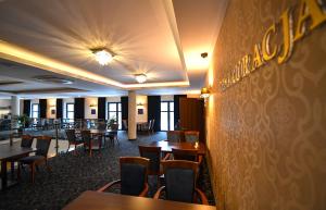 comedor con mesas y sillas de madera en Hotel Focus Centrum Konferencyjne, en Lublin