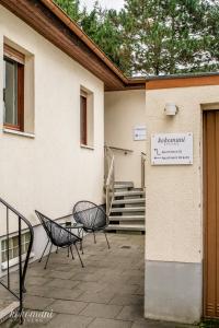 two chairs and a sign on the side of a building at Kokomani Living Wetzlar in Wetzlar