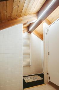 La salle de bains est pourvue d'une douche et de plafonds en bois. dans l'établissement Casa Rural Ger, 