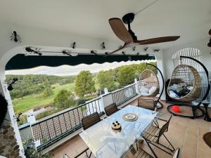 Habitación con balcón con mesa y sillas. en Peaceful Flat Menorca Sea And Wifi, en Son Parc