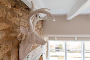 Una statua di un cervo appesa a un muro di Red Lion Cottage a Blockley Altre 16 foto