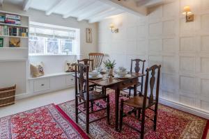 una sala da pranzo con tavolo e sedie di Red Lion Cottage a Blockley