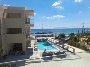 vista para um resort com piscina e oceano em Reverie em Limenaria
