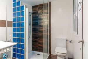 y baño con aseo y ducha acristalada. en AB Modern Gracia Apartment, en Barcelona