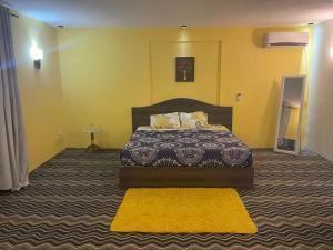um quarto com uma cama e uma parede amarela em Heaven Corner with Mountain Sunset and Seaview 