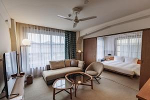 una camera d'albergo con letto e divano di Marufukuro a Kyoto