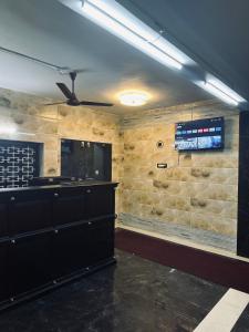 un bar en una habitación con una pared de piedra en Puthookkadans Mareena Lodge, en Kottayam