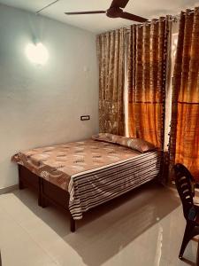 - un petit lit dans une chambre avec fenêtre dans l'établissement Puthookkadans Mareena Lodge, à Kottayam