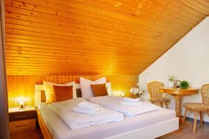 a bed in a room with a wooden ceiling at Horst in Perach