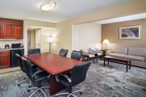 une salle de conférence avec une table, des chaises et un canapé dans l'établissement DoubleTree by Hilton Rocky Mount, à Rocky Mount