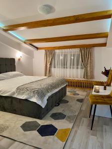 - une chambre avec un grand lit et une fenêtre dans l'établissement Parc Vatra Dornei 3 - Family & couples, à Vatra Dornei