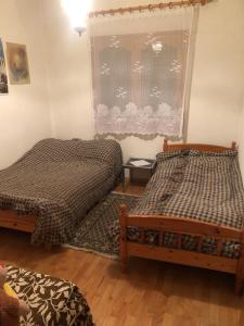 Μονοκατοικία Οινόη Καστοριάς tesisinde bir odada yatak veya yataklar