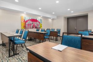 una sala conferenze con tavoli, sedie e un quadro di Hampton Inn & Suites by Hilton Toronto Downtown a Toronto