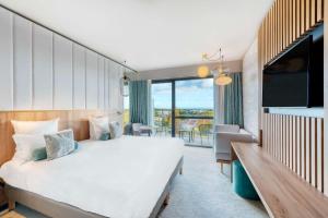 Postel nebo postele na pokoji v ubytování GOLDEN TULIP LYON OUEST TECHLID Hotel & Spa
