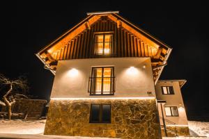 uma casa na neve à noite em Villa Seraf em Terchová