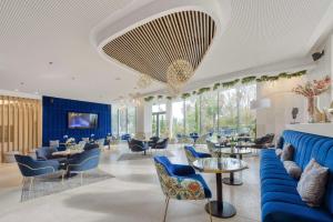 Χώρος καθιστικού στο GOLDEN TULIP LYON OUEST TECHLID Hotel & Spa