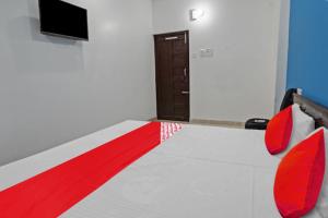 a room with a red and white carpet and a door at OYO Flagship Hotel Sun City in Patna