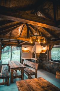 テルホヴァーにあるVilla Serafの木製テーブルとベンチ付きのお部屋