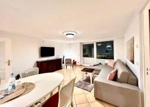ein Wohnzimmer mit einer Couch und einem Tisch in der Unterkunft Penthouse-Berta in Westerland