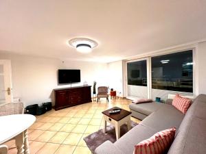 ein Wohnzimmer mit Couch und Flachbildfernseher in der Unterkunft Penthouse-Berta in Westerland + 9 Fotos