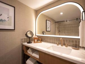 The Scottsdale Resort & Spa, Curio Collection by Hilton的一间浴室
