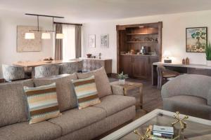 - un salon avec un canapé et une salle à manger dans l'établissement The Scottsdale Resort & Spa, Curio Collection by Hilton, à Scottsdale