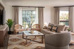The Scottsdale Resort & Spa, Curio Collection by Hilton的休息区