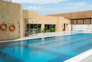 una gran piscina frente a un edificio en Al Andalus Mall Hotel en Yeda