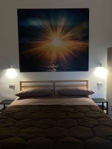 een slaapkamer met een bed met een groot schilderij aan de muur bij IN BLOOM ANGOLO NASCOSTO in Castel San Giorgio