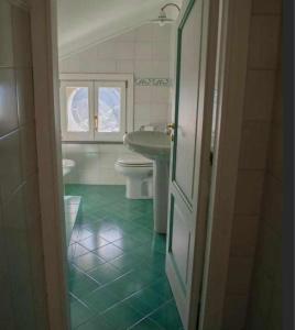 y baño con aseo y lavamanos. en Villa Piccinina A pochi passi da Villa Eva, en Ravello