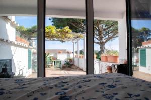 una camera con un letto e una grande finestra in vetro di Villa Piccinina A pochi passi da Villa Eva a Ravello