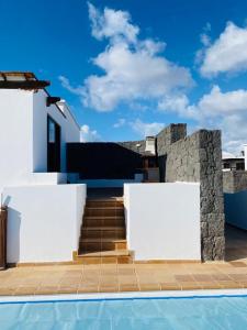 a villa with a swimming pool and a house at CASA PARI in Playa Blanca