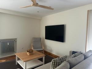 TV a/nebo společenská místnost v ubytování Llanes Suite VUT-6201-AS