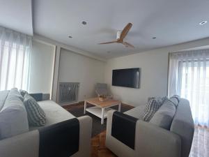 TV a/nebo společenská místnost v ubytování Llanes Suite VUT-6201-AS