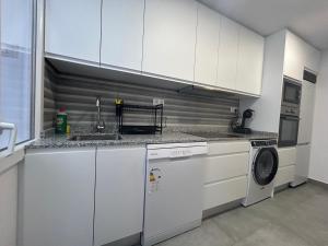 Kuchyň nebo kuchyňský kout v ubytování Llanes Suite VUT-6201-AS