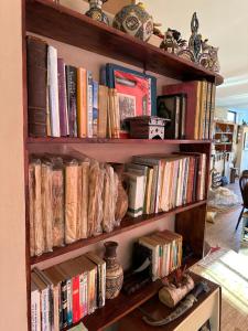 a book shelf filled with lots of books at Les IRIS in Al Hoceïma